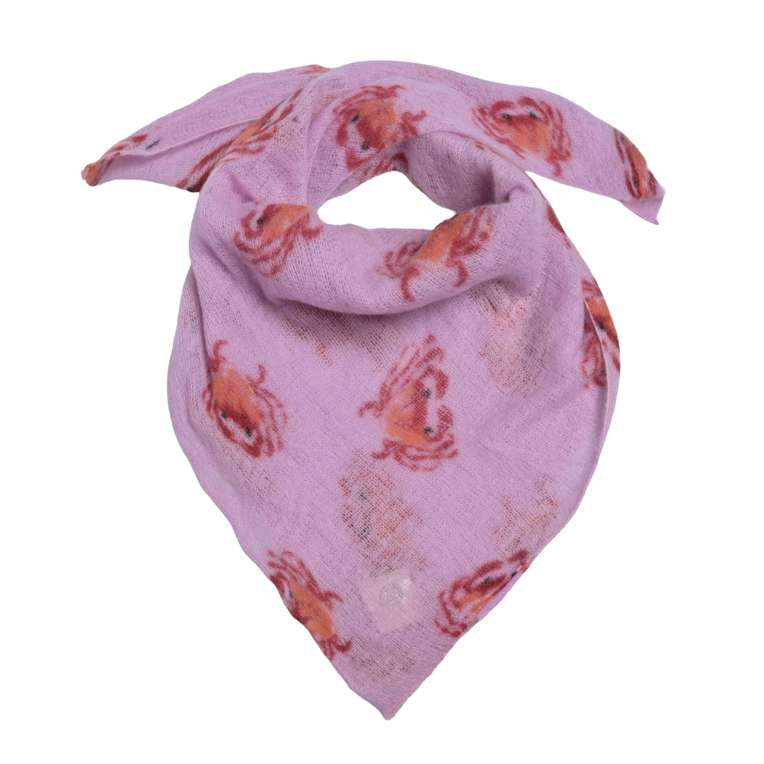 Anschmiegsames Kaschmirbandana in der Farbe Gray Lilac (Flieder)  und mit Krebsen bedruckt, quadratisches Tuch, 65 x 65 cm, handmade in Nepal, Produktbild auf weißem Hintergrnd