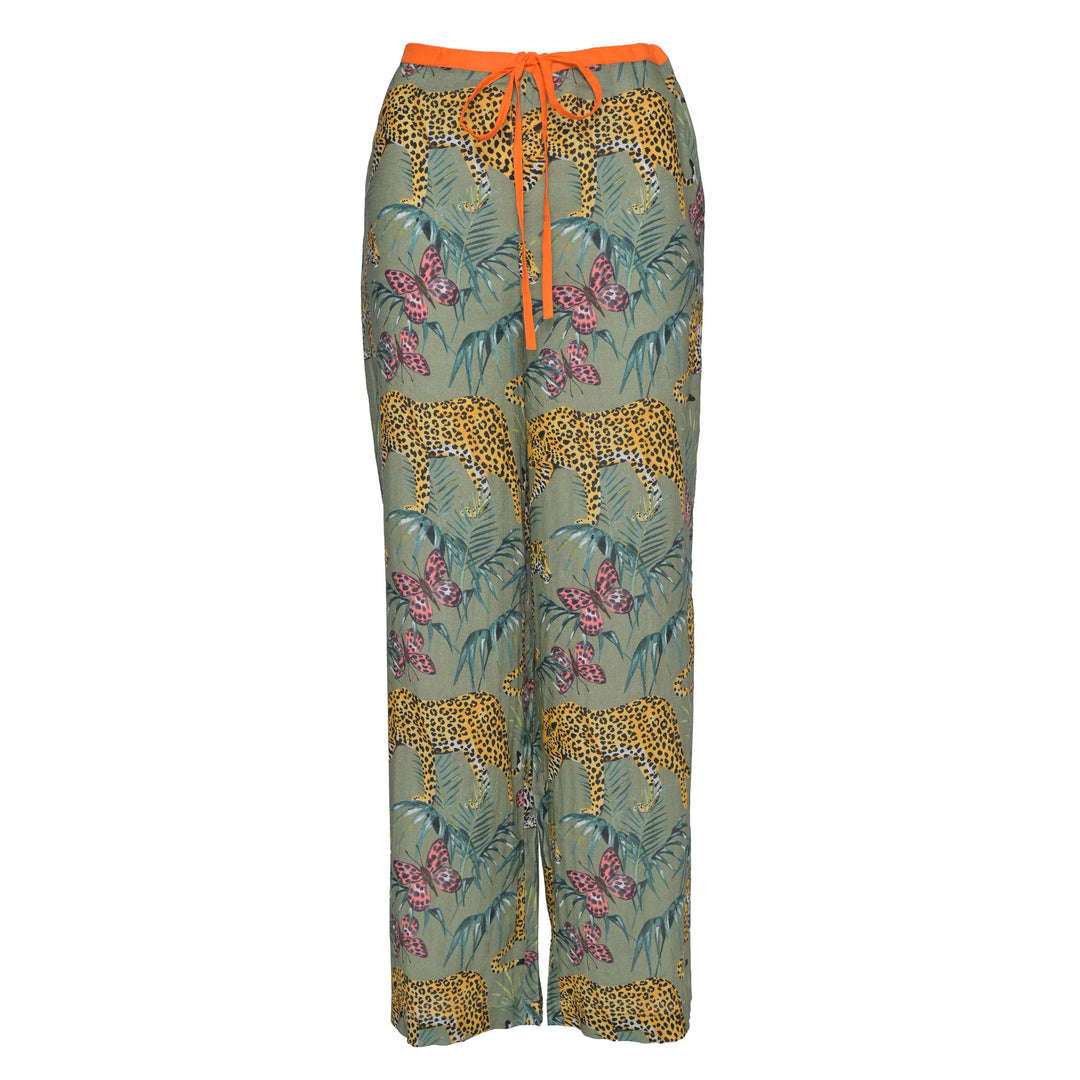 Leichte Damen Sommerhose Gracie‑cs aus 100 % Baumwolle mit auf den Stoff gedruckten Leoparden und Schmetterlingen, mit Zugbund, Vorderansicht