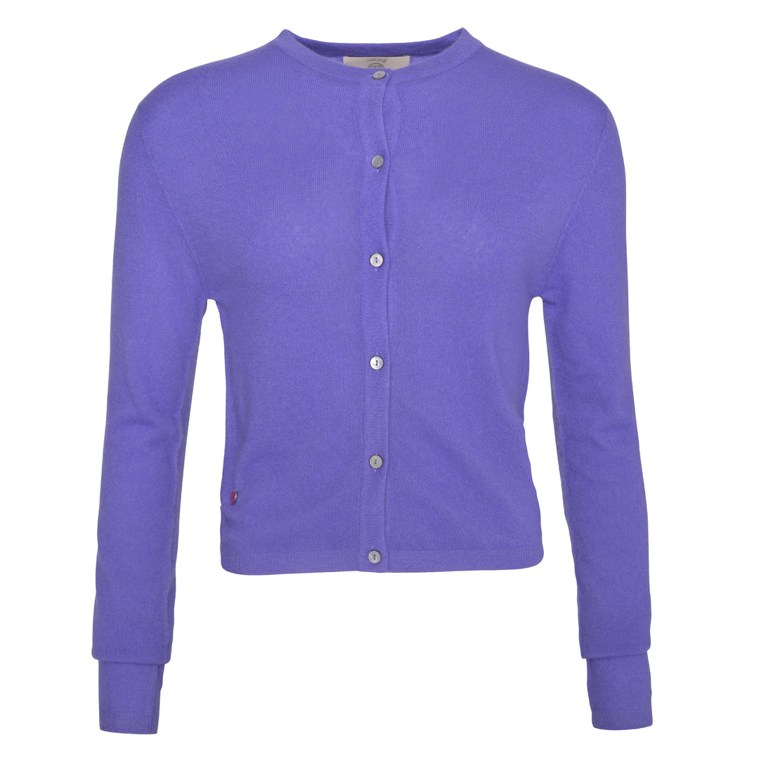 Klasschische Strickjacke für Damen aus 100% reinem Kaschmir mit feiner Knopfleiste und körpernahmen Schnitt in Bellflower