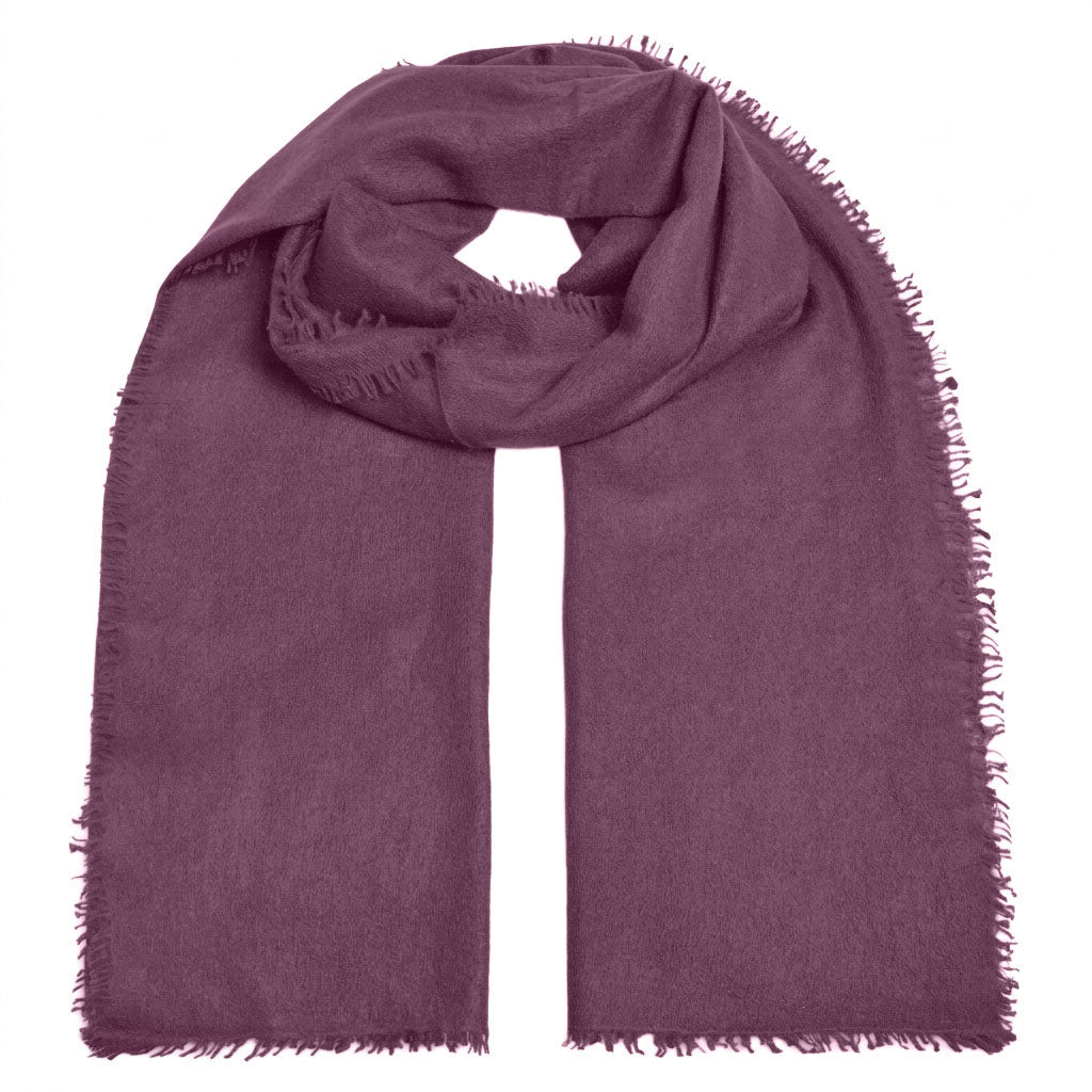 Weicher und besonders fluffiger Kaschmirschal für Damen mit Fransen von cute stuff, gestrickt und gefilzt in der Farbe Feige, Dunkelviolett
