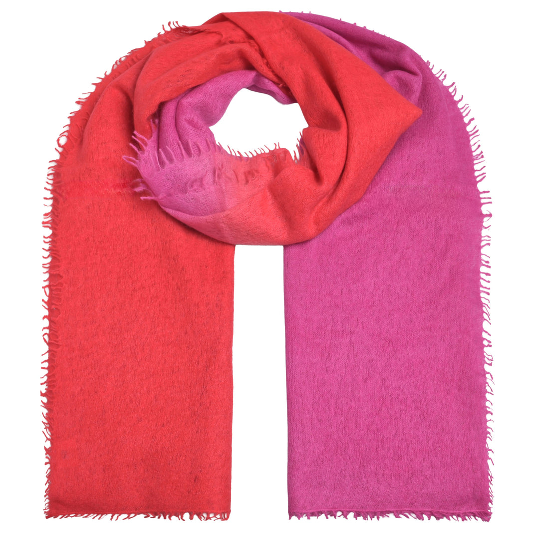 Kaschmir-Schal „Tabita“ aus 100 % Light Cashmere in Wild Berry mit Farbverlauf, 80 x 205 cm lang mit dezenten Fransen von cute stuff