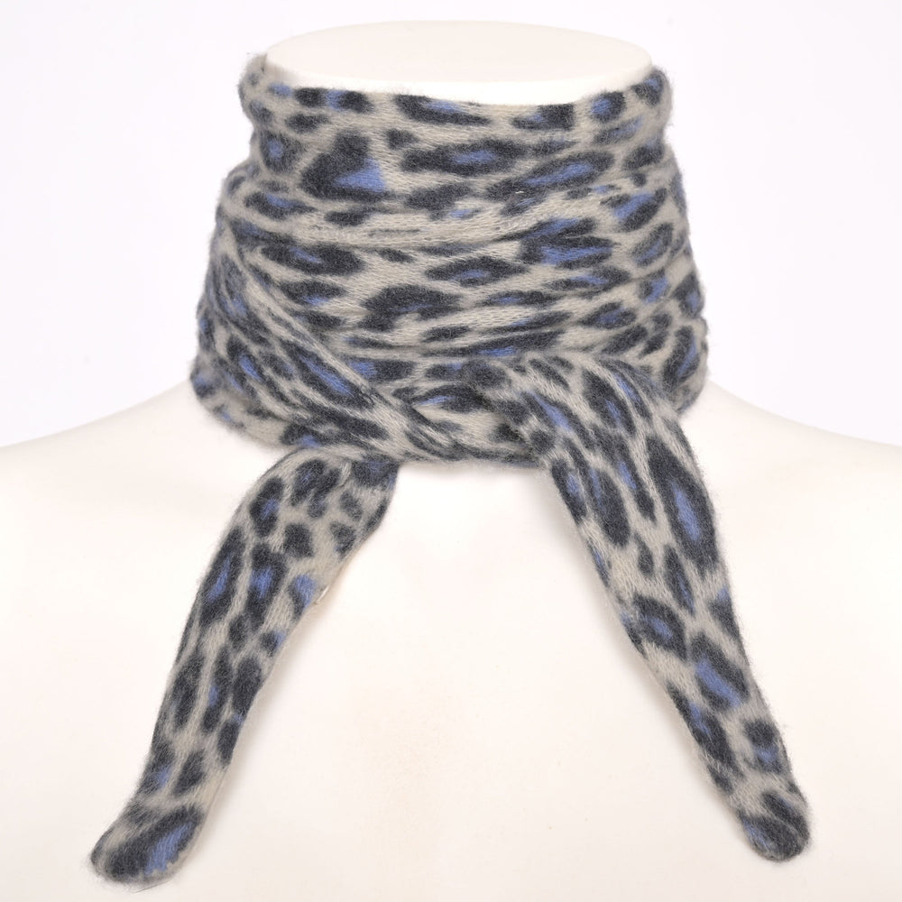 Schmaler Kaschmirschal für Damen mit Leopradenmuster in Blau aus 100% reinem Kaschmir Tragebild