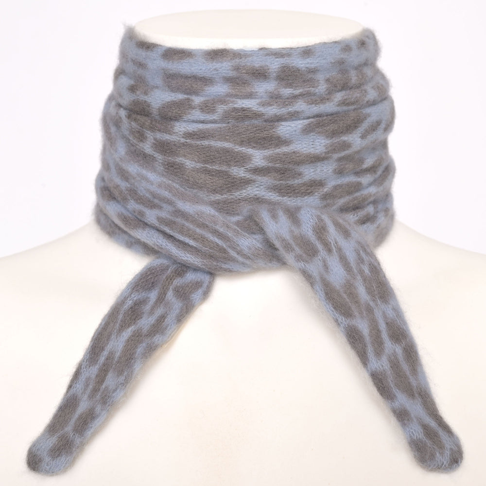 Schmaler Kaschmirschal für Damen mit Leopradenmuster in Hellblau aus 100% reinem Kaschmir Tragebild