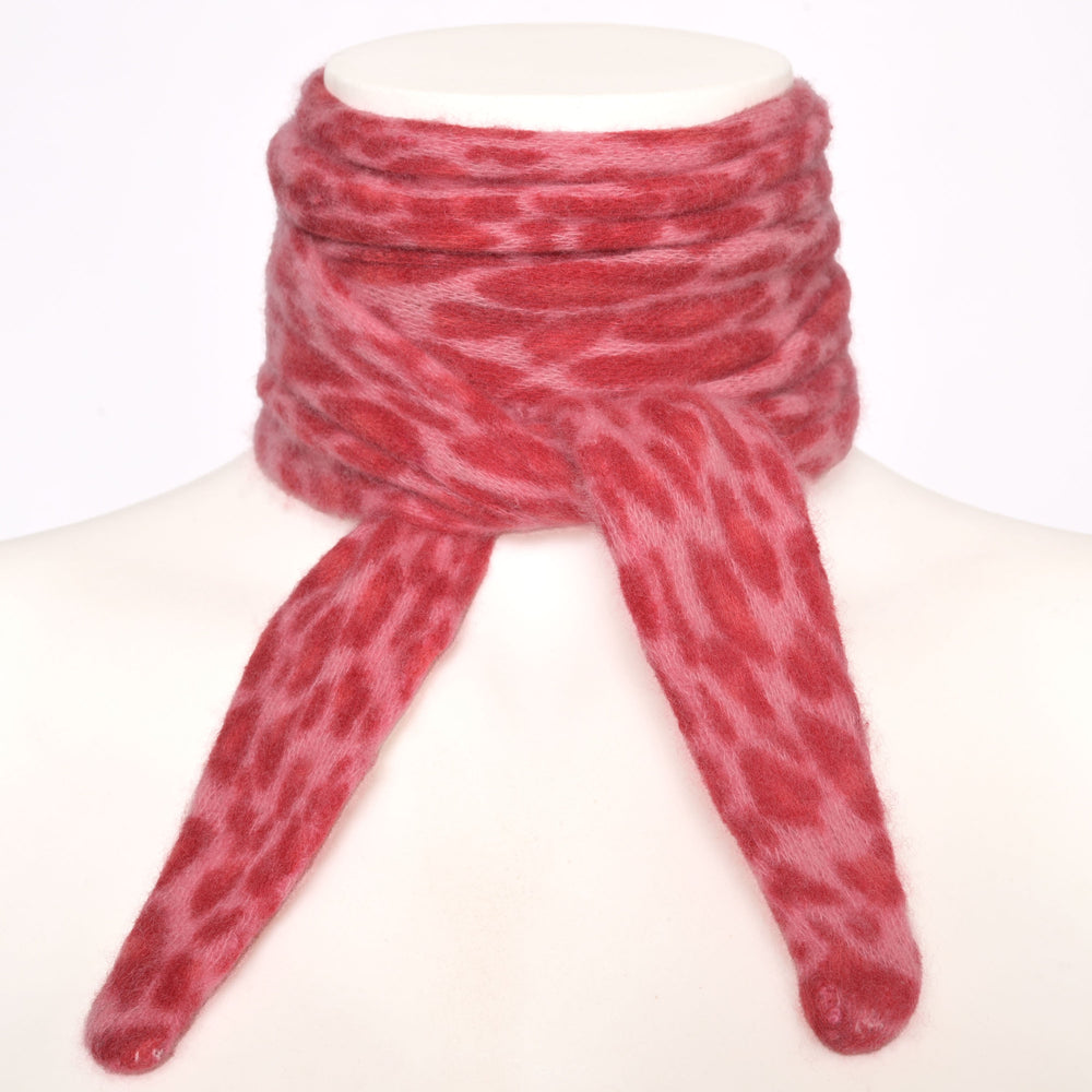 Schmaler Kaschmirschal für Damen mit Leopradenmuster in Pink aus 100% reinem Kaschmir Tragebild