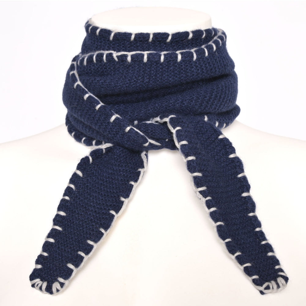 Feiner Kaschmirschal für Damen aus 100% reinem Kaschmir in der Farbe Dunkelblau Sophie Schal Schalbindung