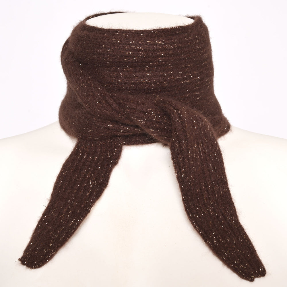 Schmaler Kaschmirschal mit glitzernden Lurexfäden in der Farbe Dunkelbraun, Tragebild