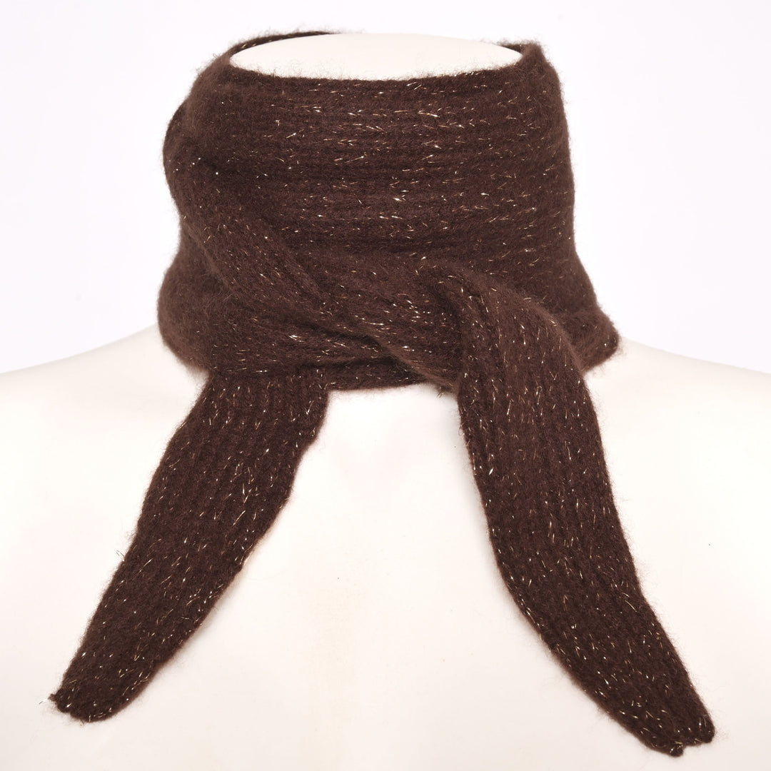 Schmaler Kaschmirschal mit glitzernden Lurexfäden in der Farbe Dunkelbraun, Tragebild