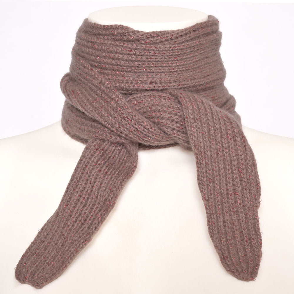 Schmaler Kaschmirschal mit glitzernden Lurexfäden in der Farbe Earth (Braun), Tragebild