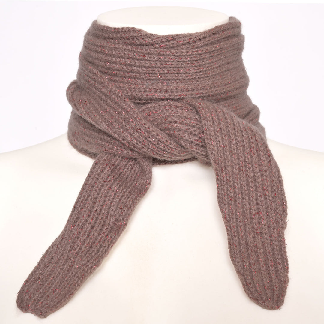 Schmaler Kaschmirschal mit glitzernden Lurexfäden in der Farbe Earth (Braun), Tragebild