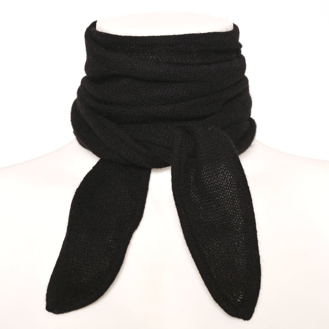 Schmaler Kaschmirschal für Damen in Schwarz aus 100% reinem Cashmere, handmade in Nepal, fair und nachhaltig produziert, Farbe Schwarz, Stylingbild