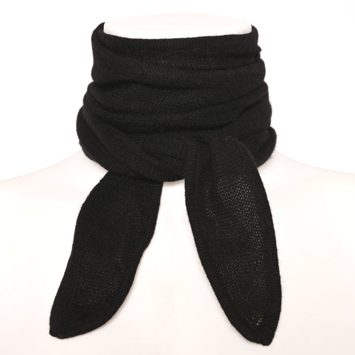 Schmaler Kaschmirschal für Damen in Schwarz aus 100% reinem Cashmere, handmade in Nepal, fair und nachhaltig produziert, Farbe Schwarz, Stylingbild