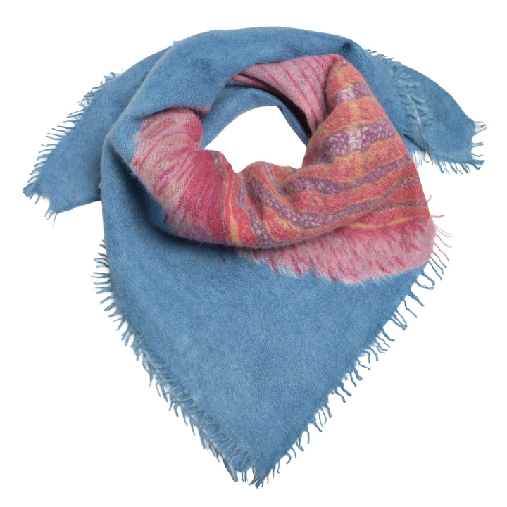 Edles Kaschmirtuch mit Fisch-Motiv in der Größe 65 cm x 65 cm in Blau, als Tuch gebunden