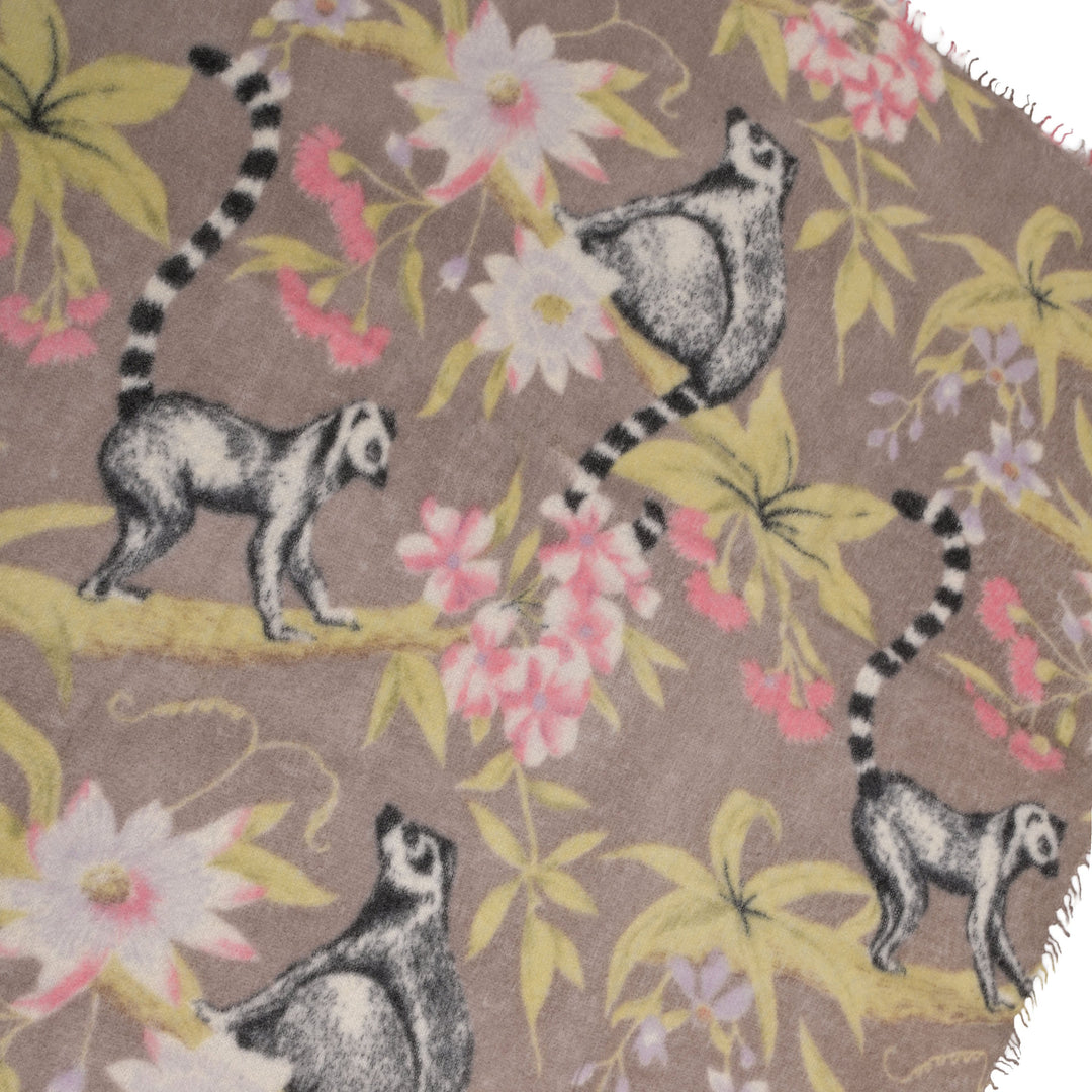 Langer Kaschmirschal für Damen mit dezenten Fransen aus 100 Prozent reinem Kaschmir, 85 x 210 cm lang, bedruckt mit Lemuren, Farbe: Braun, Nahaufnahme vom Druckmotiv