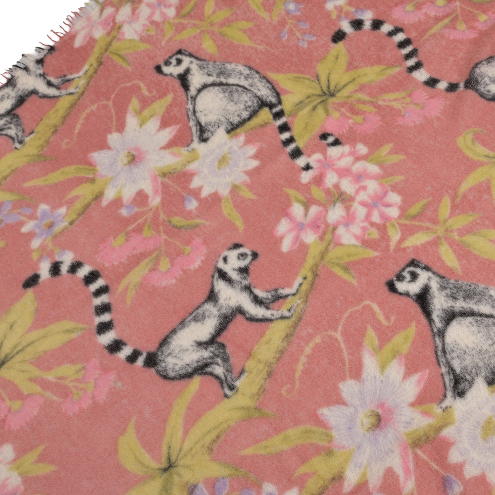 Edler großer Kaschmir Schal 210 x 85 cm für Damen mit dezenten Fransen und mit aufgedruckten Lemuren aus 100% reinem Kaschmir, Farbe: Kiss Me, Nahaufnahme vom Animal Print