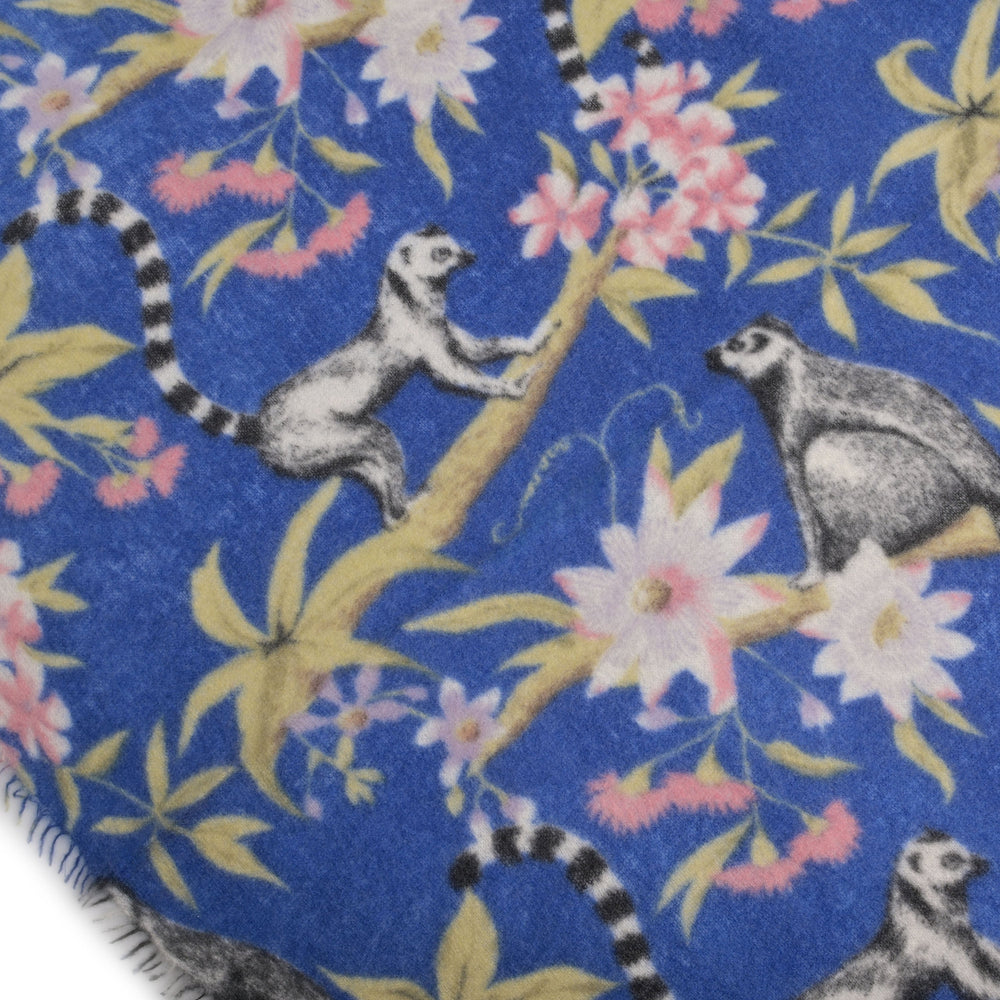 Langer Kaschmirschal für Damen mit dezenten Fransen aus 100 Prozent reinem Kaschmir, 85 x 210 cm lang, bedruckt mit Lemuren, Farbe: Königsblau, Nahaufnahme des Druckmotivs