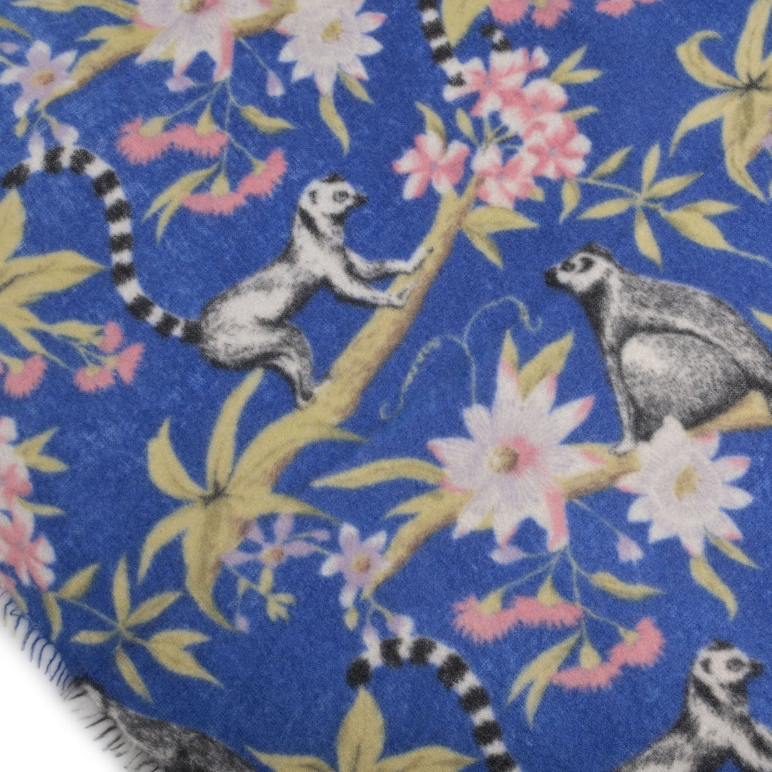 Langer Kaschmirschal für Damen mit dezenten Fransen aus 100 Prozent reinem Kaschmir, 85 x 210 cm lang, bedruckt mit Lemuren, Farbe: Königsblau, Nahaufnahme des Druckmotivs