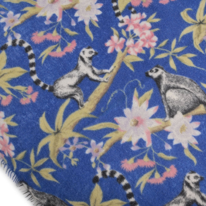 Langer Kaschmirschal für Damen mit dezenten Fransen aus 100 Prozent reinem Kaschmir, 85 x 210 cm lang, bedruckt mit Lemuren, Farbe: Königsblau, Nahaufnahme des Druckmotivs