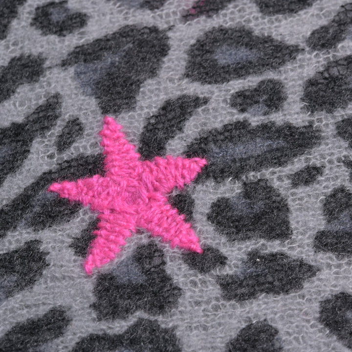 Reiner-Kaschmir-Schalf-ür-Damen-mit-Leo-Muster-Leoprint-und-pinken-Sternen-Nahaufnahme
