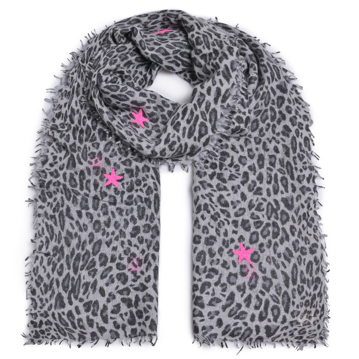 Reiner-Kaschmir-Schalf-ür-Damen-mit-Leo-Muster-Leoprint-und-pinken-Sternen