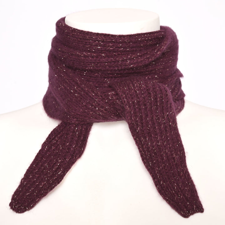 Schmaler Kaschmirschal in Aubergine mit silbernen Lurexfäden, Modell Ella, auf hellem Hintergrund.