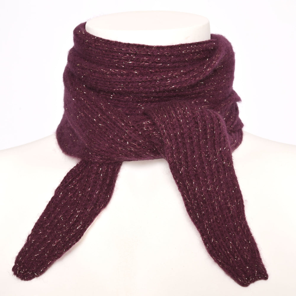 Schmaler Kaschmirschal in Aubergine mit silbernen Lurexfäden, Modell Ella, auf hellem Hintergrund.