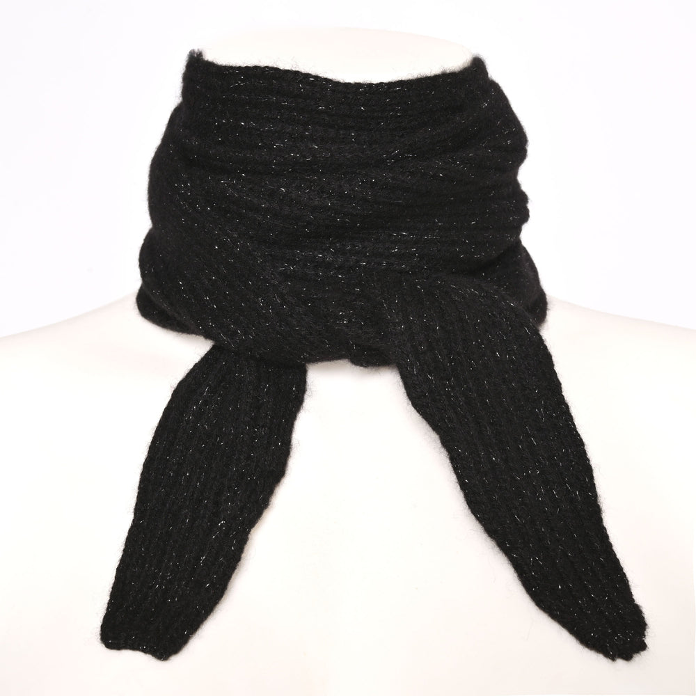 Schmaler Kaschmirschal in Schwarz mit silbernen Lurexfäden, Modell Ella, auf hellem Hintergrund.