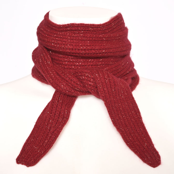 Schmaler Kaschmirschal in Brick mit silbernen Lurexfäden, Modell Ella, auf hellem Hintergrund.