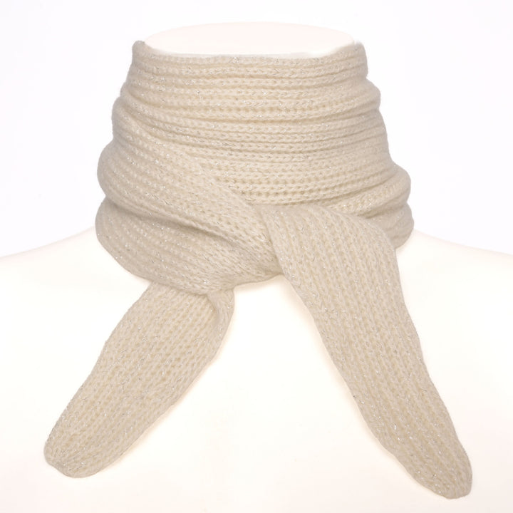 Schmaler Kaschmirschal in Creme mit silbernen Lurexfäden, Modell Ella, auf hellem Hintergrund.