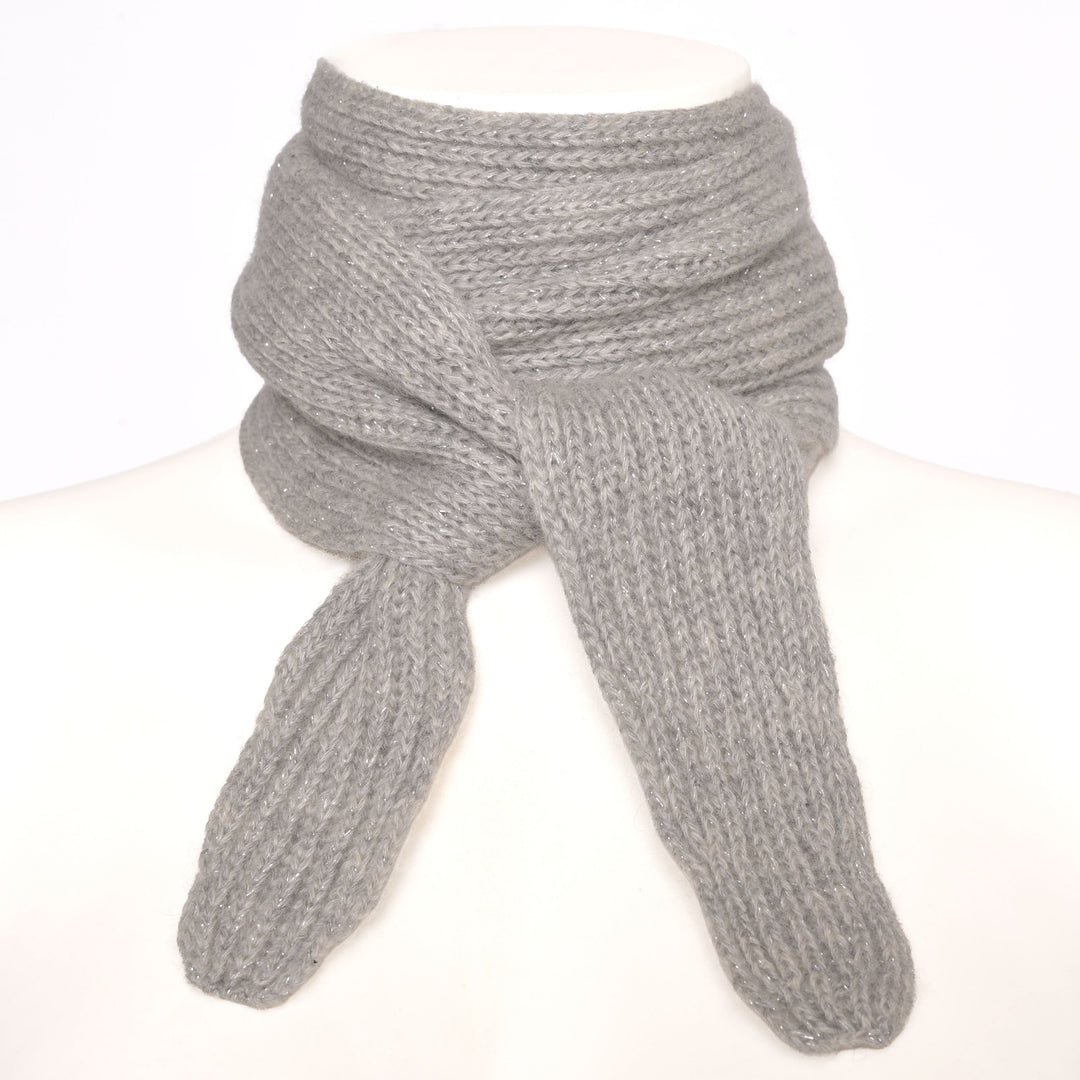 Schmaler Kaschmirschal in Hellgrau Meliert mit silbernen Lurexfäden, Modell Ella, auf hellem Hintergrund.