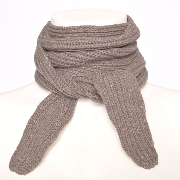 Schmaler Kaschmirschal in Taupe mit silbernen Lurexfäden, Modell Ella, auf hellem Hintergrund.