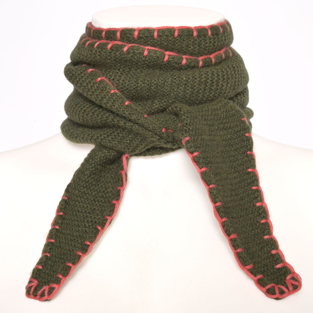 Weicher Kaschmirschal aus reinem 100% Cashmere Windbreaker gestrickt in Olivgrün mit Stitching-Kante in Koralle