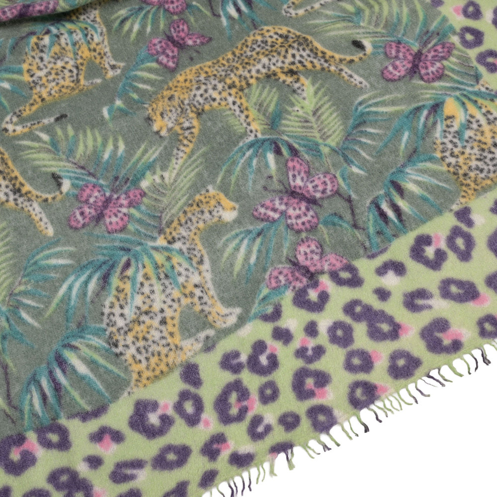 Edler damekn Kaschmirschal mit Dschungel-Motiv und Leomuster, Nahaufnahme des Drucks und der dezenten Fransen