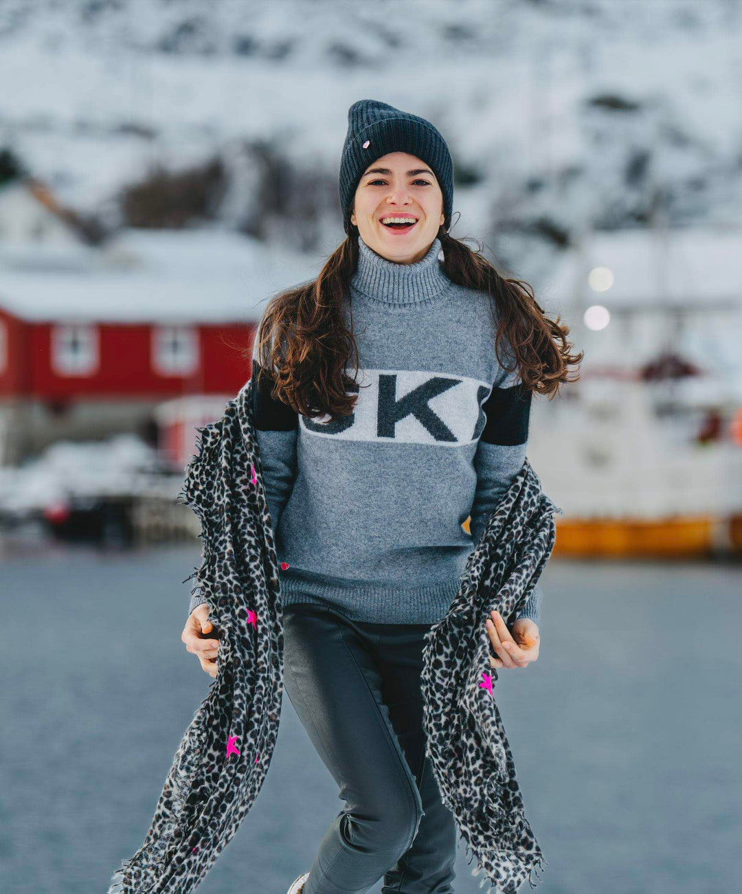 Reiner-Kaschmir-Schalf-ür-Damen-mit-Leo-Muster-Leoprint-und-pinken-Sternen-Tragebild-mit-Model