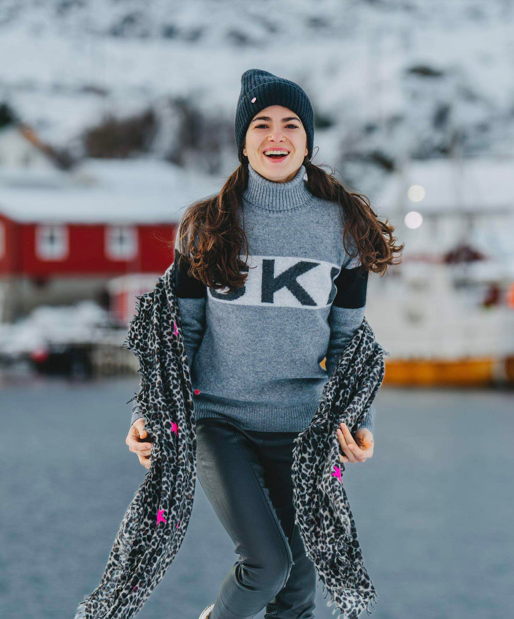 Reiner-Kaschmir-Schalf-ür-Damen-mit-Leo-Muster-Leoprint-und-pinken-Sternen-Tragebild-mit-Model