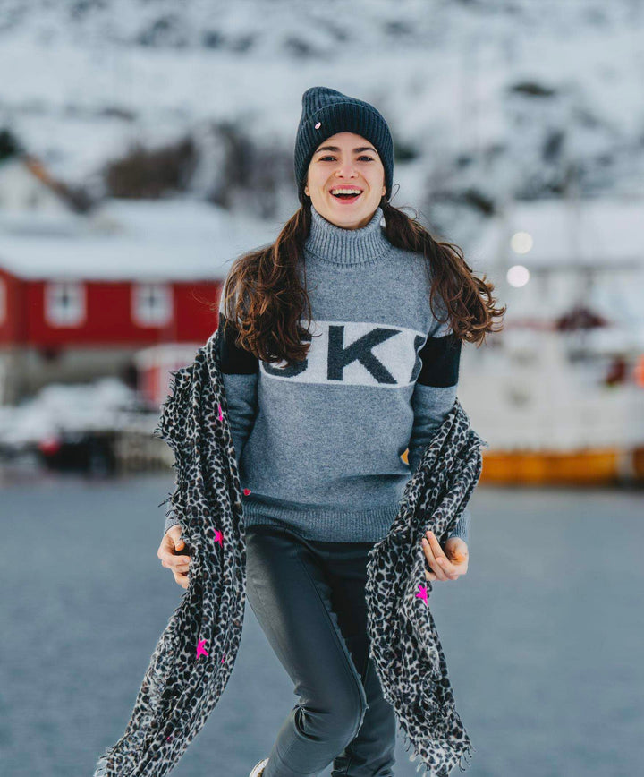 Reiner-Kaschmir-Schalf-ür-Damen-mit-Leo-Muster-Leoprint-und-pinken-Sternen-Tragebild-mit-Model