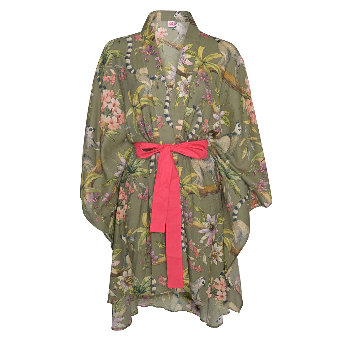 Leichter Baumwollkimono mit All‑Over‑Animal‑Print und Taillengürtel in Olivgrün, Vorderansicht