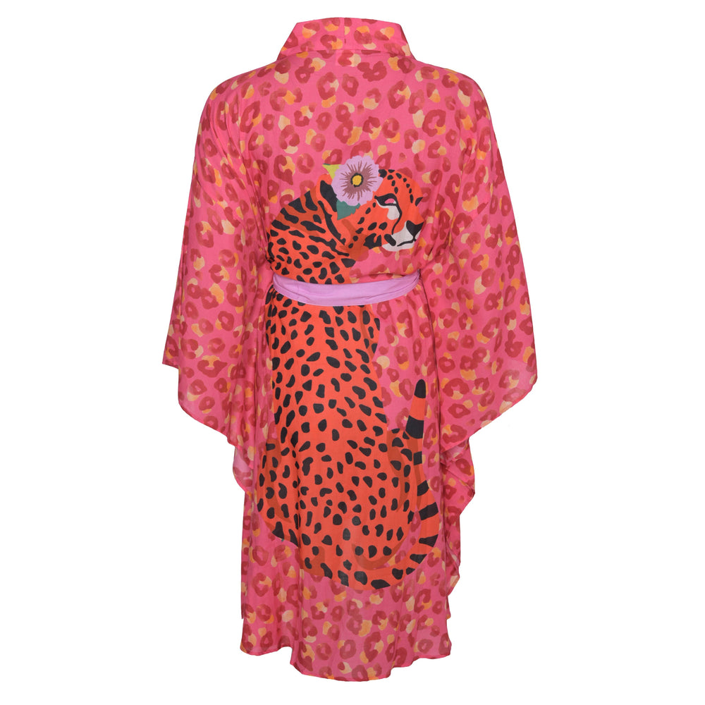Rückansicht Kimono mit großem Leopard‑Print und Leomuster in Pink
