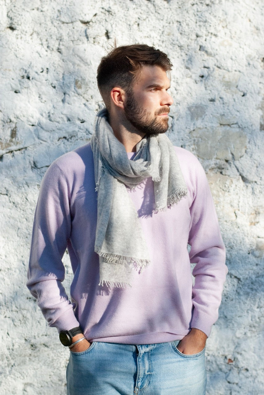 Unisex-Kaschmirschal Tiny in Steingrau Meliert aus 100 % Light Cashmere, 60 × 160 cm, Männermodel trägt den Schal locker um den Hals
