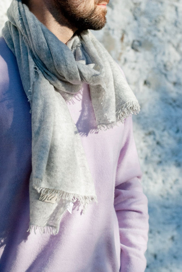 Detailaufnahme vom Schal und denkleinen Fransen vom Light Cashmere Schal Tiny in Steingrau Meliert