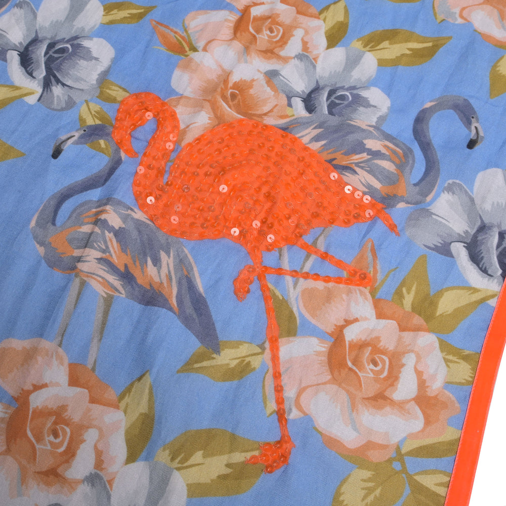 Baumwollschal in Blau mit Blumen‑Print und Flamingo aus Pailletten, Satinpaspel an den Kanten, Detailaufnahme