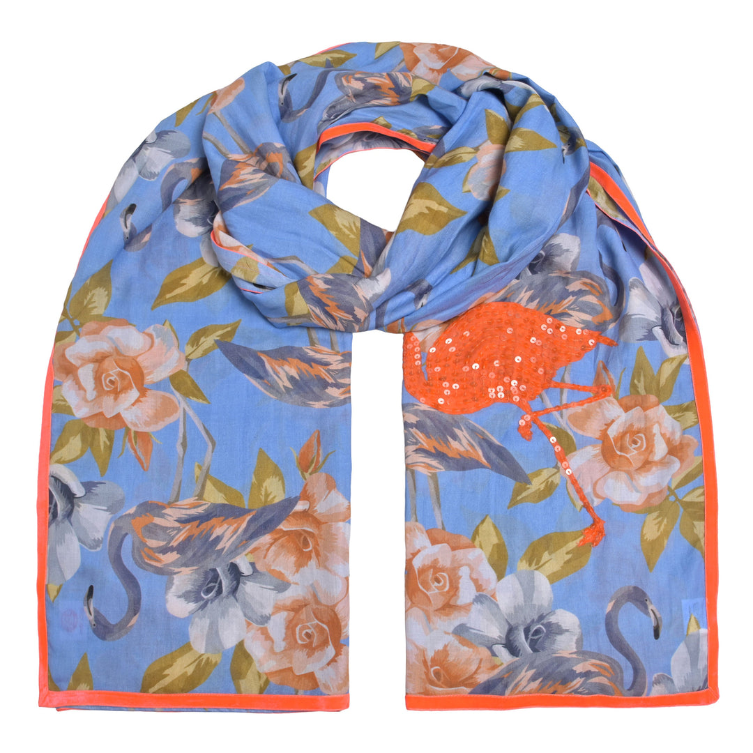 Baumwollschal in Blau mit Blumen‑Print und Flamingo aus Pailletten, Satinpaspel an den Kanten