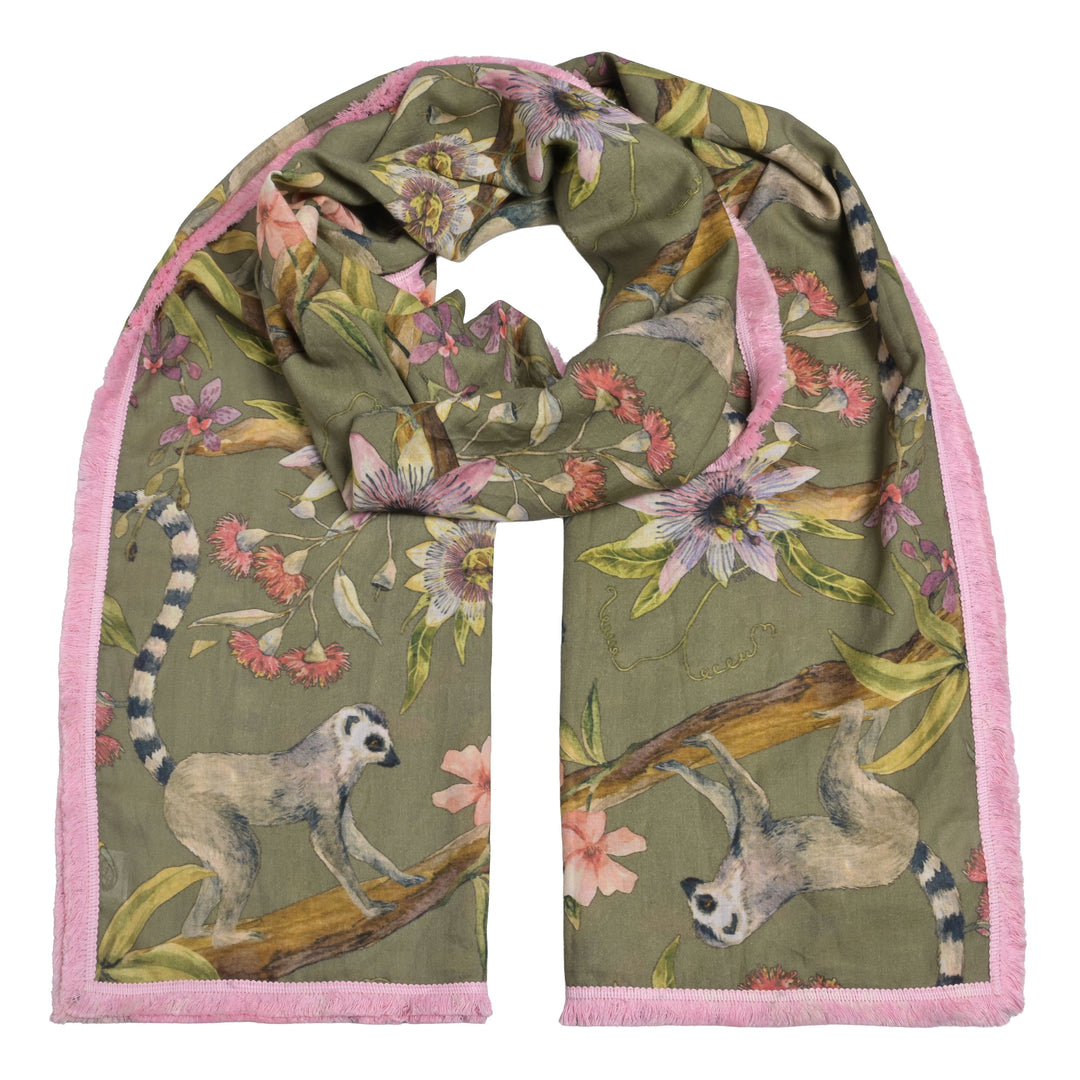 Leichter Damenschal in Grün mit Lemuren-Print und  Satin‑Piping aus 100% reiner Baumwolle