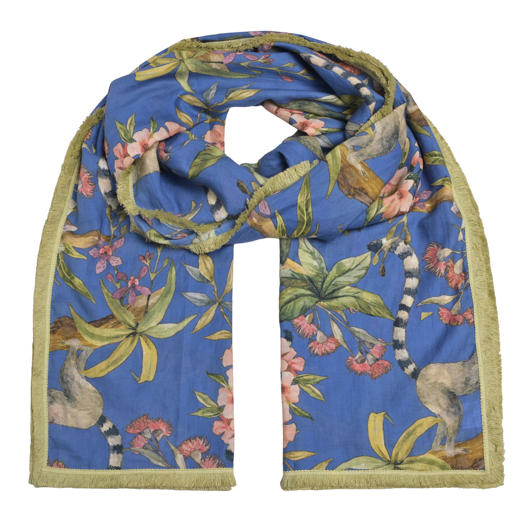 Leichter Damenschal in Blau aus 100% Baumwolle mit Lemuren-Motiv und mit Satin‑Piping an den Schalkanten