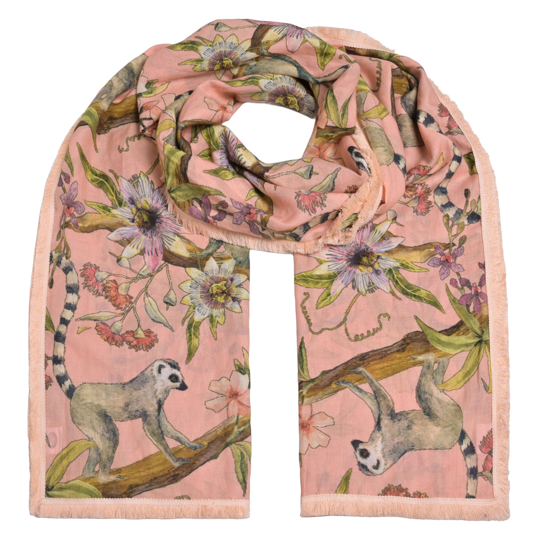 Leichter Damenschal in Rosa mit Lemuren-Print und  Satin‑Piping aus 100% reiner Baumwolle