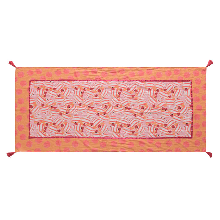 Langer Sommerschal 210× 70 cm aus 100% Baumwolle mit maritimem Fisch‑ und Muschel‑Motiv, Patchwork, Satinband und Quasten, Vogelperspektive