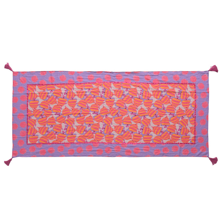 Langer Sommerschal 210× 70 cm aus 100% Baumwolle mit maritimem Fisch‑ und Muschel‑Motiv, Patchwork, Satin-Piping und Quasten , Vogelperspektive