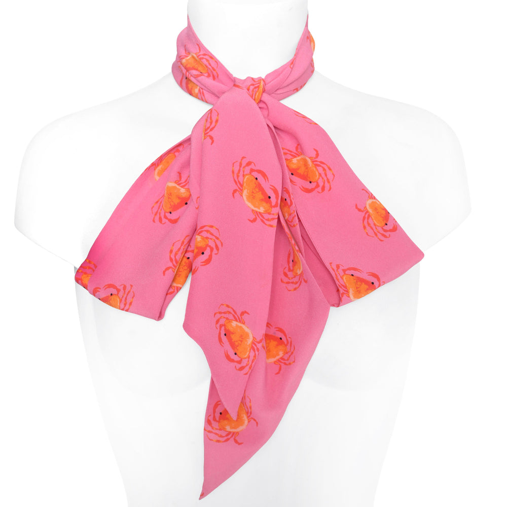 Seidenschluppe für Damen mit Crab‑Motiv in Pink, gebunden als Schleife, schmale Krawattenschluppe aus 100% Seide