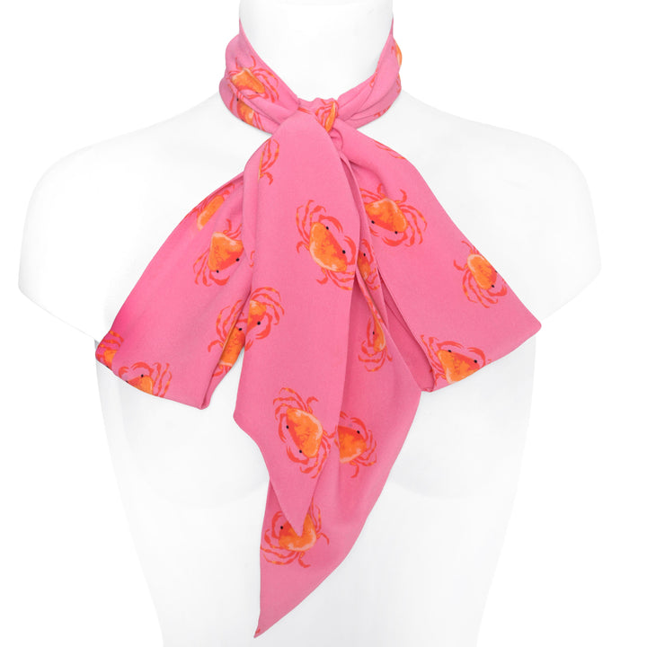 Seidenschluppe für Damen mit Crab‑Motiv in Pink, gebunden als Schleife, schmale Krawattenschluppe aus 100% Seide