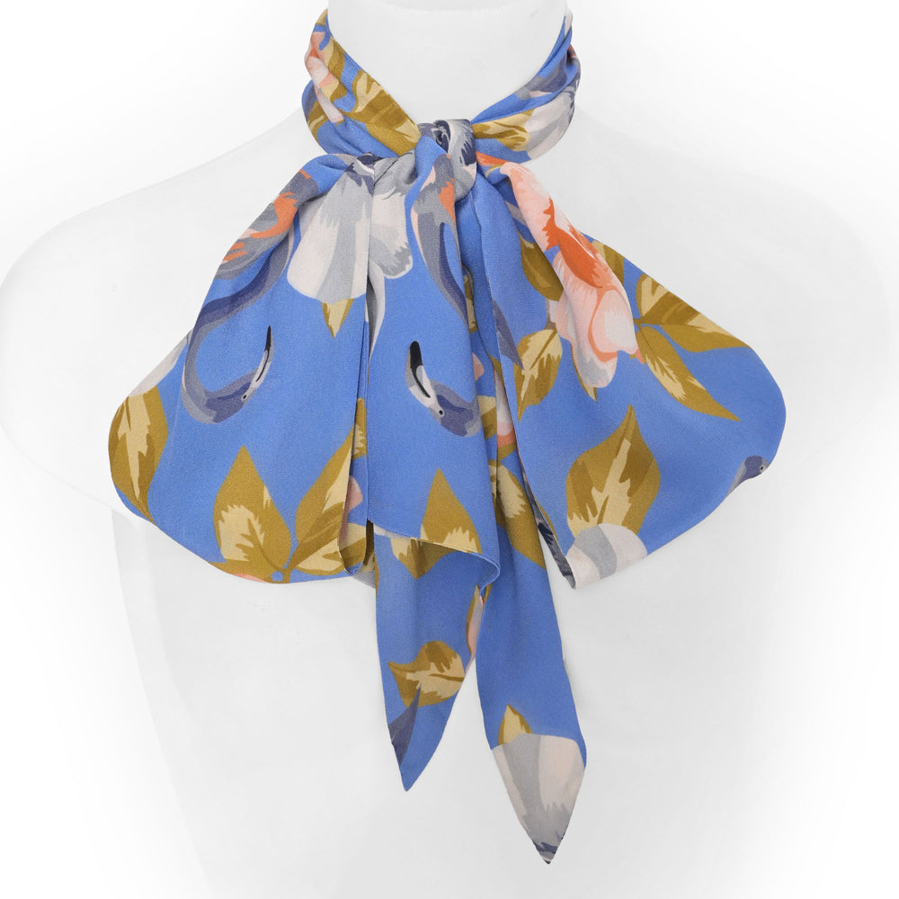 Seidenschluppe mit Flamingo‑Design als Schleife gebunden
