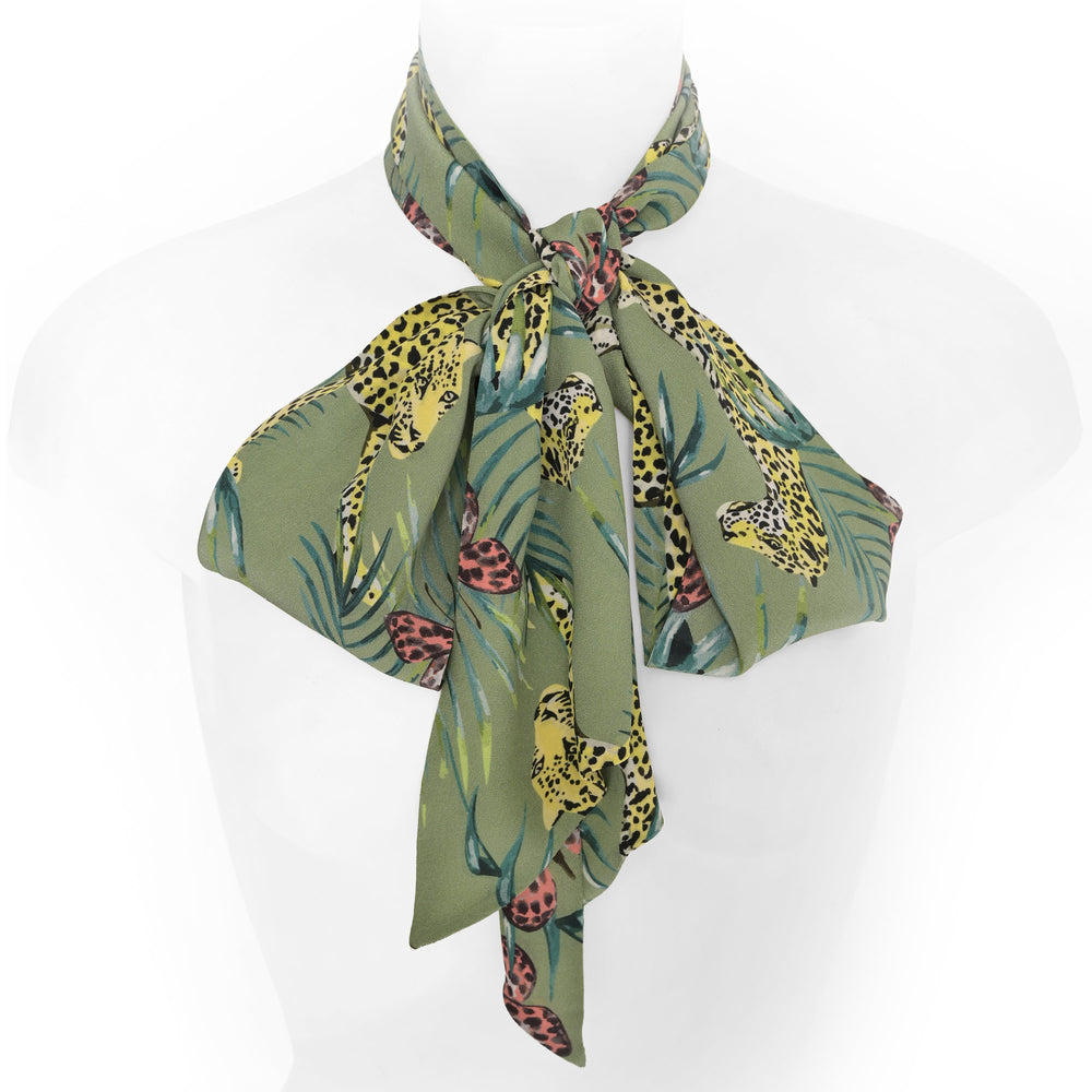 Seidenschluppe mit Dschungel‑Motiv als Schleife gebunden